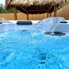 Hot tub, The Tiki Hideaway, Close to Bay & Beach, Backyard Tiki Bar, Paddleboards