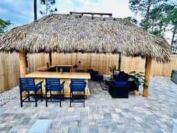 Hot tub, The Tiki Hideaway, Close to Bay & Beach, Backyard Tiki Bar, Paddleboards