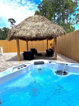Hot tub, The Tiki Hideaway, Close to Bay & Beach, Backyard Tiki Bar, Paddleboards