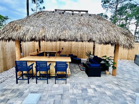 Hot tub, The Tiki Hideaway, Close to Bay & Beach, Backyard Tiki Bar, Paddleboards