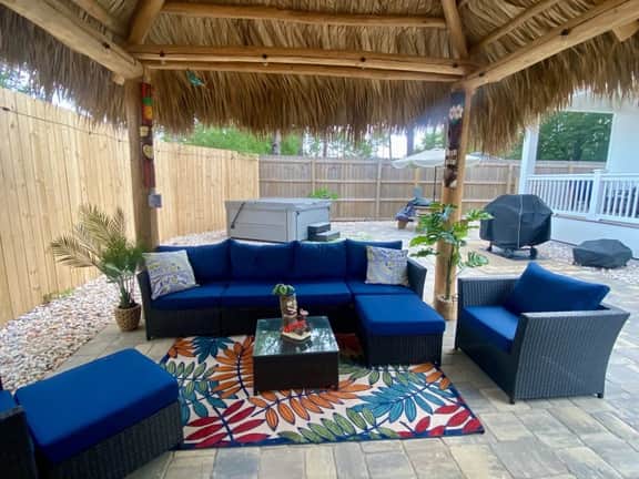 Hot tub, The Tiki Hideaway, Close to Bay & Beach, Backyard Tiki Bar, Paddleboards